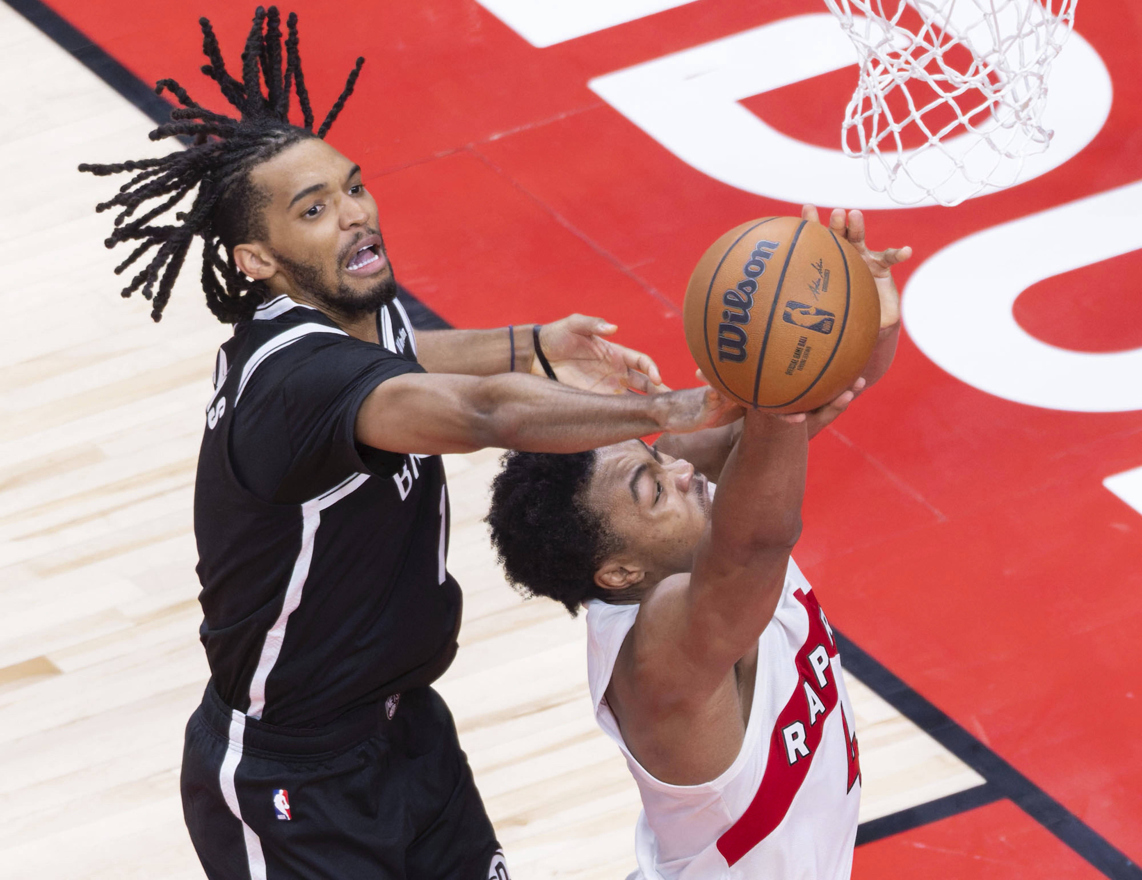 爱游戏平台-赛地聚焦——NBA总决赛关键时刻热度飙升，多伦多猛龙防线松动，信心回归，训练强度明显提升