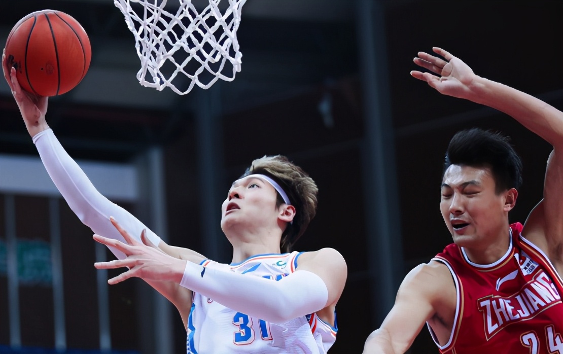 爱游戏平台-关于上海海港训练开放日；赛前战术微调引欢呼；CBA常规赛在即；训练强度明显提升的信息