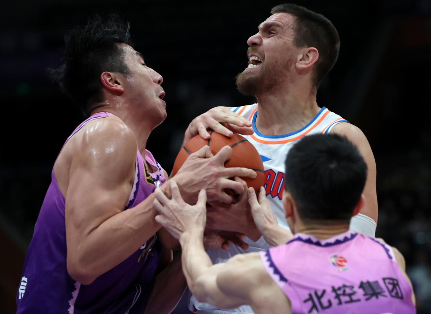 爱游戏娱乐-包含今晨密尔沃基雄鹿备战欧篮联，临场应变细节曝光，压力陡增，阵容厚度经受考验的词条